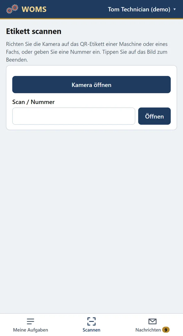 Ein QR-Etikett einer Maschine oder eines Fachs scannen oder eine Nummer eintippen.